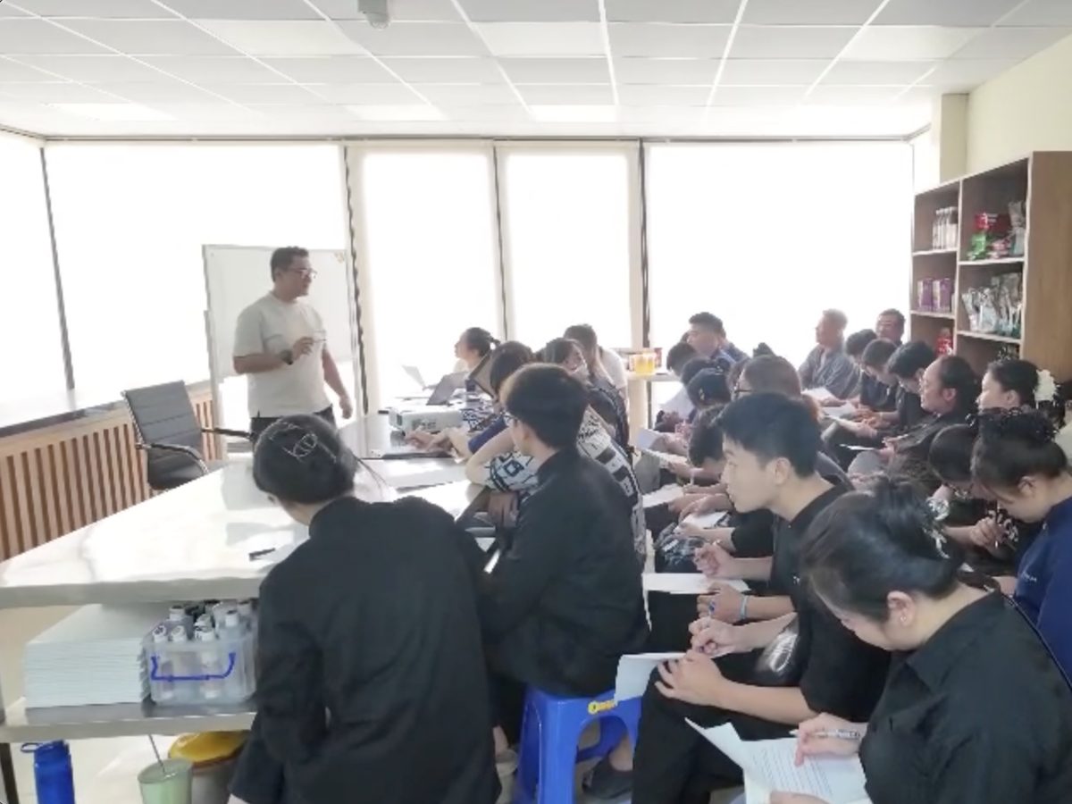 Chuyên gia Nguyễn Quốc Tuấn đào tạo trực tiếp đội ngũ một chuỗi tiệm bánh